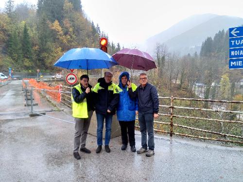 il vicegovernatore FVG con delega alla Protezione civile, Riccardo Riccardi, alla riapertura della SS35 della Val Degano